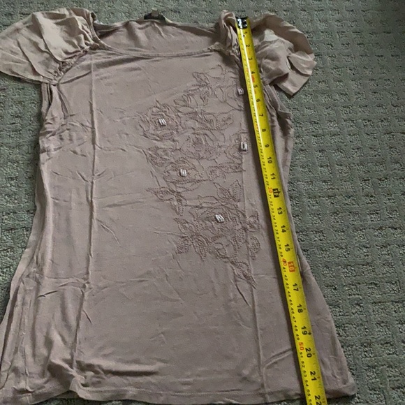 RW&CO beautiful flower detailing tee - Picture 6 of 8